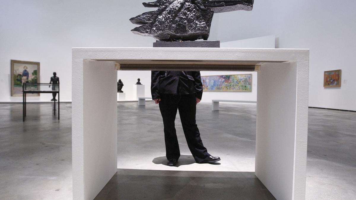 Muchas de las obras expuestas se crearon con formas y materiales impuestos por la penuria