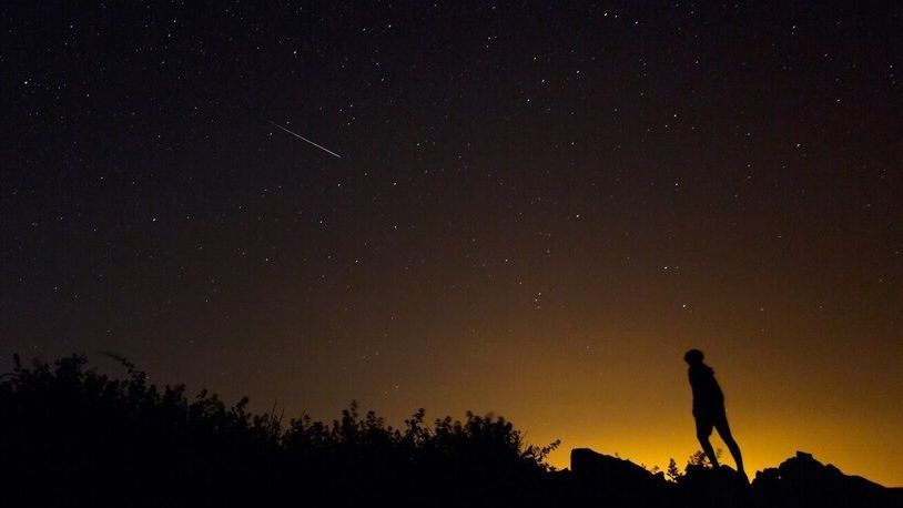 Una perseida ilumina el cielo cerca de Burgos, durante la lluvia de estrellas de agosto