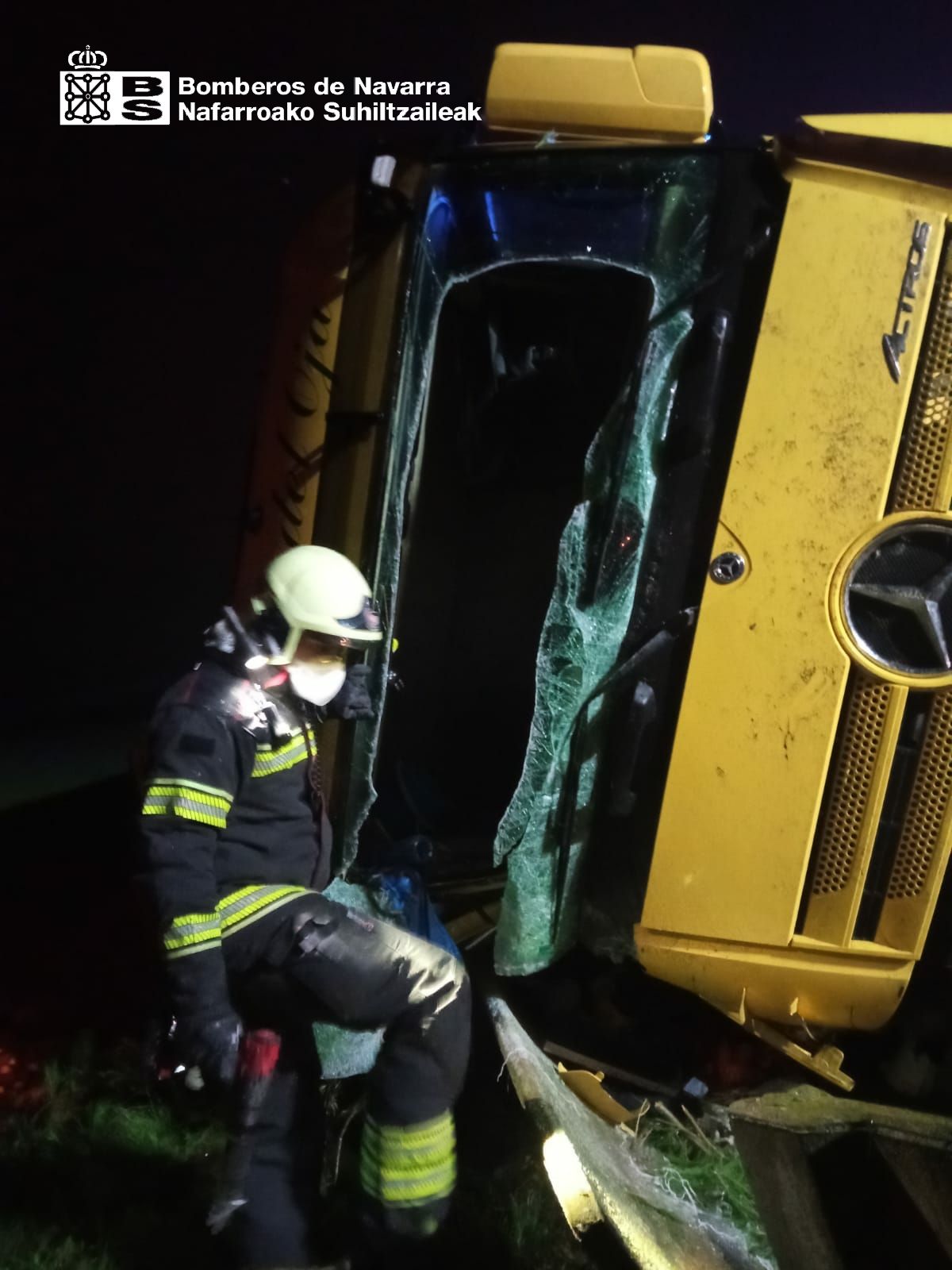 Imagen de uno de los bomberos que ha atendido el accidente