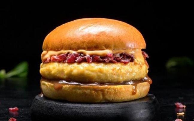 La hamburguesa acompañada de jamón ibérico, salsa chipotle, Pedro Ximénez, todo entre pan brioche, y con un ingrediente inesperado La hamburguesa acompañada de jamón ibérico, salsa chipotle, Pedro Ximénez, todo entre pan brioche, y con un ingrediente inesperado