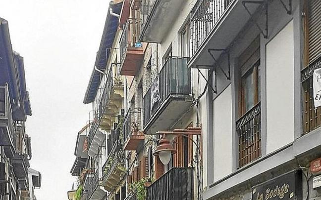 Varias mesas en el exterior de un bar de Andre Kale.