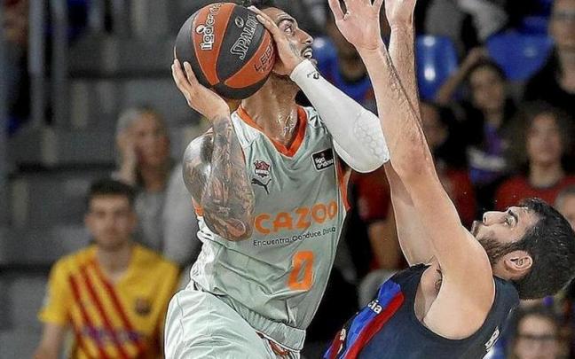 Howard se estrella contra los brazos de Abrines en su intento de buscar el aro catalán.