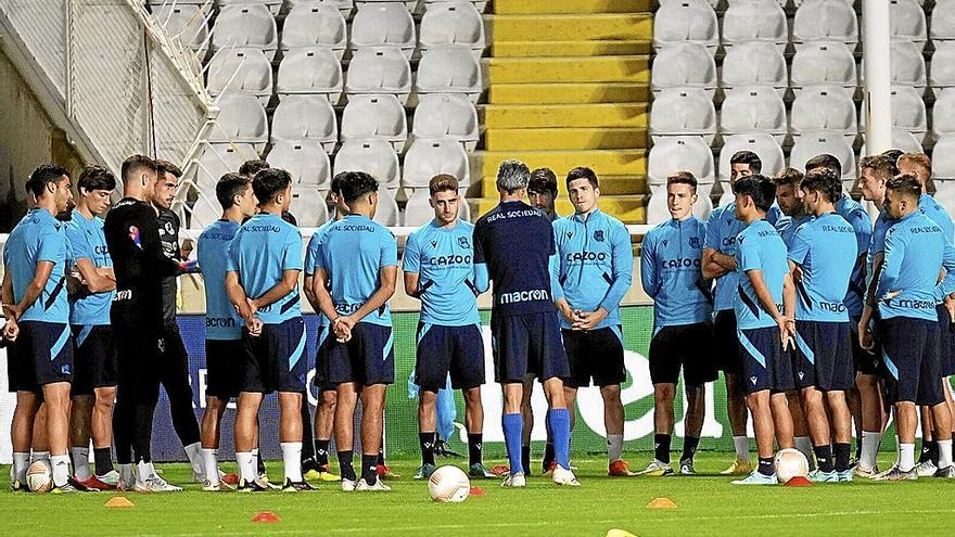 Imanol se dirige a sus jugadores, antes de comenzar el entrenamiento de ayer en el escenario del partido. | FOTO: REAL SOCIEDAD