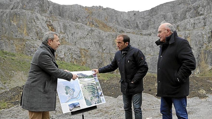 Garikoitz Mendizabal, Iñigo Ansola y Josetxo Mendizabal (presidente del Uri Buru Batzar de Zestoa). | FOTO: N.G.