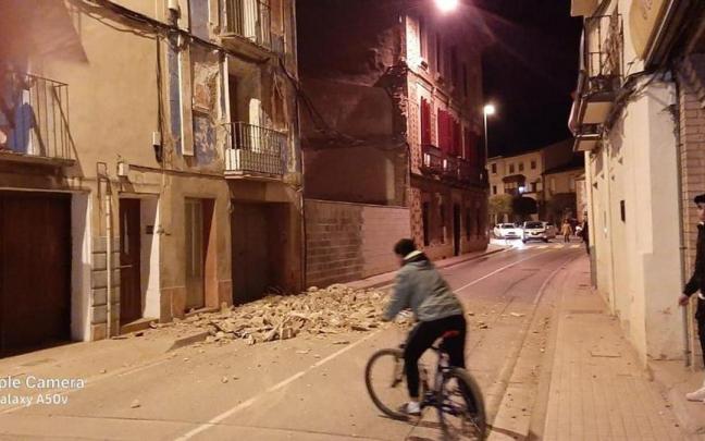 Imagen de los restos de la fachada sobre la calzada