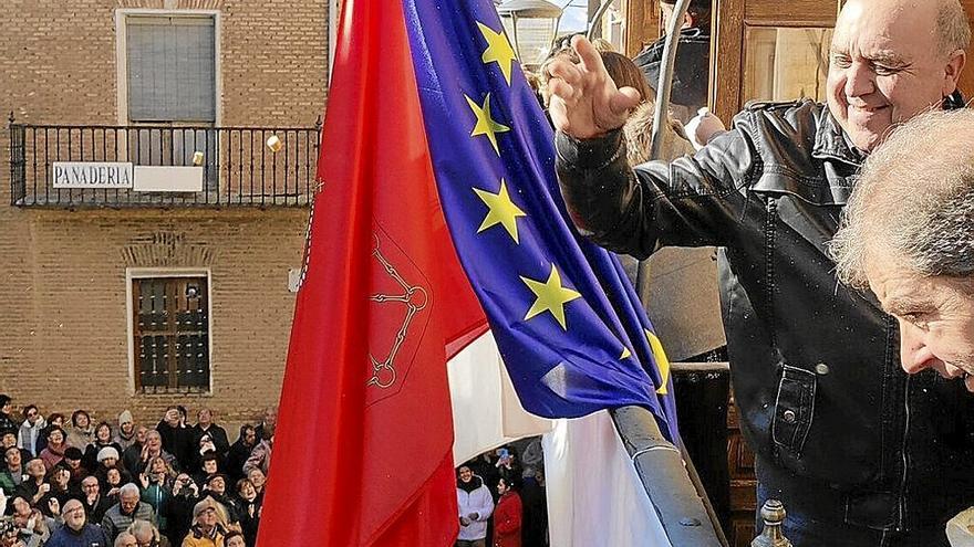 Los concejales lanzando trozos de pan desde el balcón consistorial.