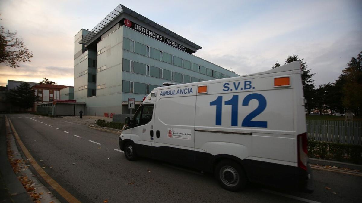 Una ambulancia llega a las Urgencias del Hospital Universitario de Navarra (HUN).