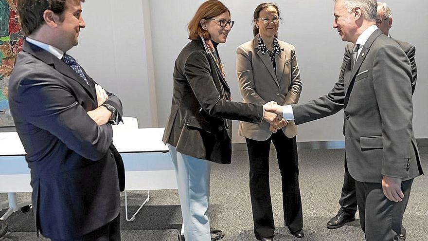 El lehendakari, con los delegados; en la foto, estrecha la mano a Marta Marín. | FOTO: MIKEL ARRAZOLA/IREKIA