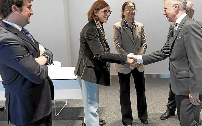 El lehendakari, con los delegados; en la foto, estrecha la mano a Marta Marín. | FOTO: MIKEL ARRAZOLA/IREKIA
