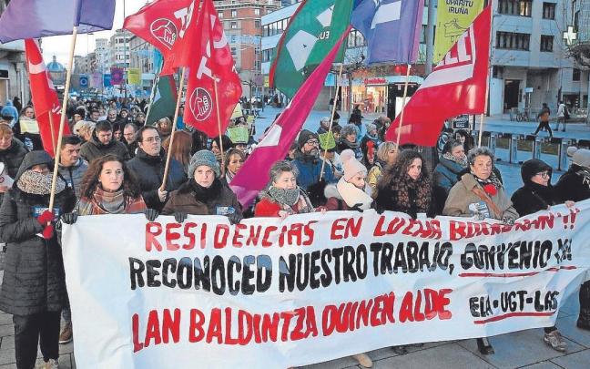 Manifestación por un convenio en residencias. Manifestación por un convenio en residencias.