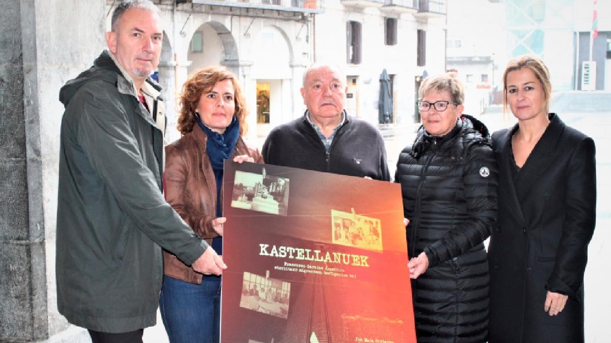 La alcaldesa, Nagore Alkorta, el director de 'Kastellanuek' Jon Maia y los protagonistas Irune Boo, Filo Pérez y Felipe Murillo.