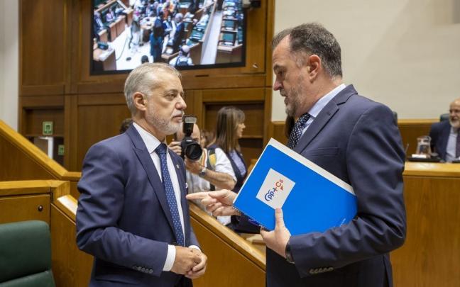 Urkullu saluda a Iturgaiz al comienzo del pleno de política general. Urkullu saluda a Iturgaiz al comienzo del pleno de política general.