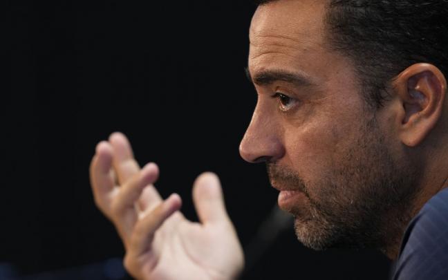 El entrenador Xavi Hernández ofrece una rueda de prensa en la ciudad deportiva Joan Gamper en Barcelona este sábado.