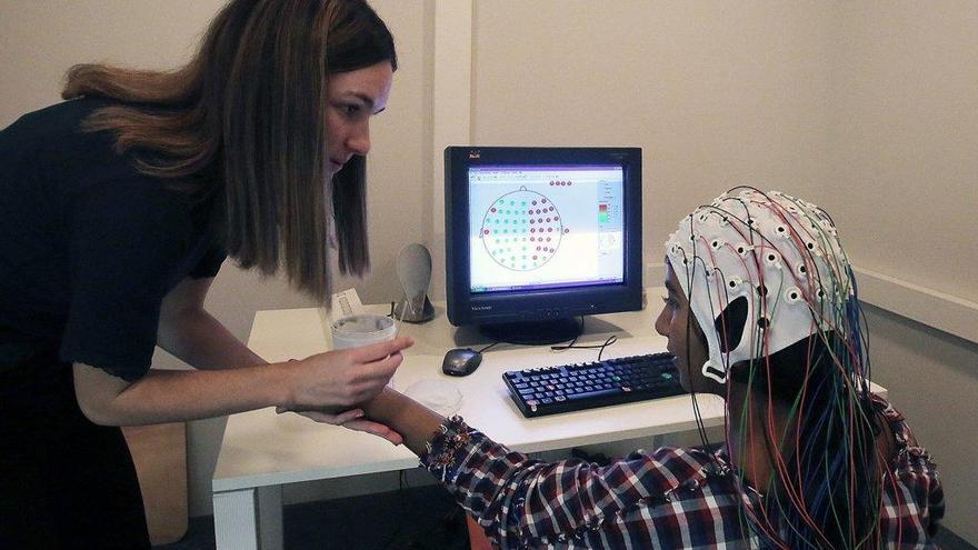 Una persona participa en uno de los ejercicios que se llevan a cabo en las investigaciones del BCBL.