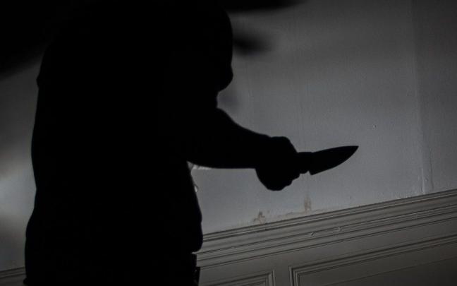 El presunto agresor "esgrimió un cuchillo" durante las amenazas a su hijastro