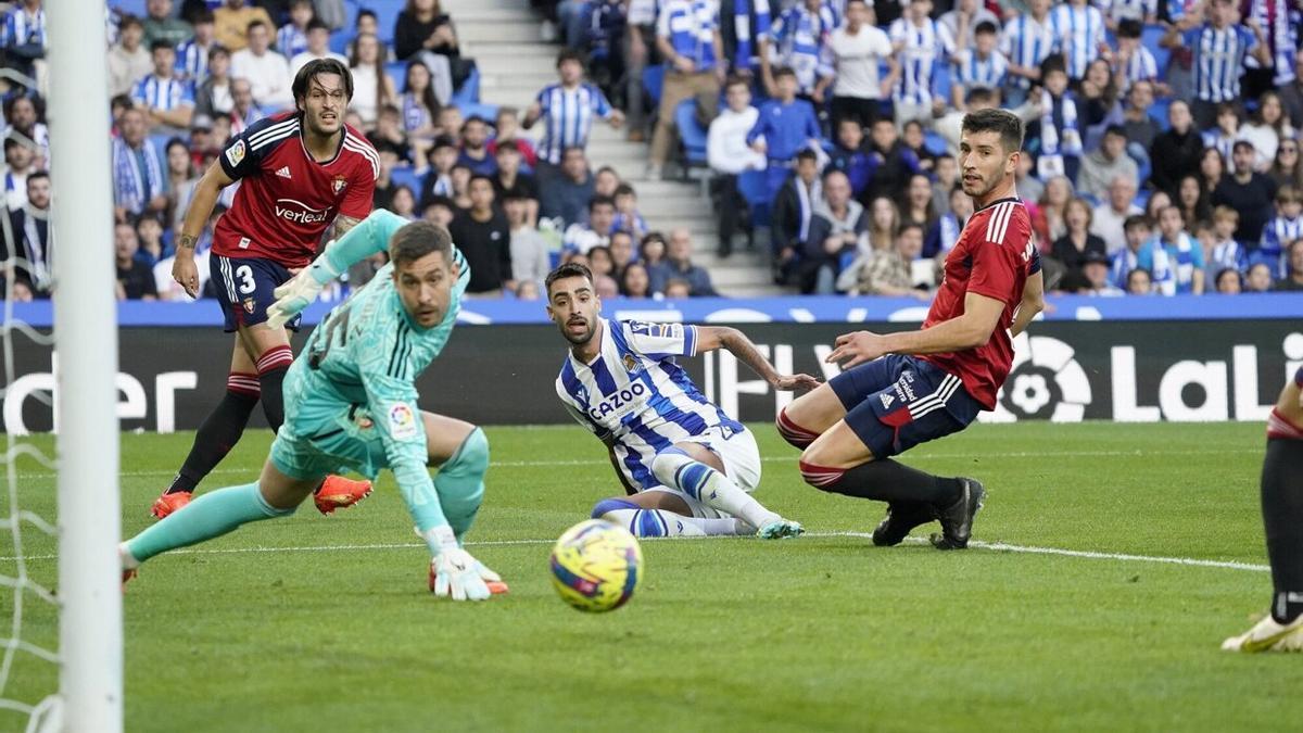 Brais se dispone ya a celebrar su gol mientras Juan Cruz, Aitor Fernández y David García observan la trayectoria del balón.