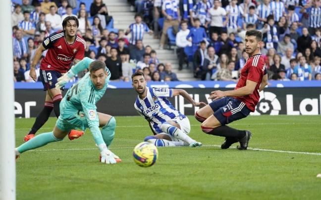 Brais se dispone ya a celebrar su gol mientras Juan Cruz, Aitor Fernández y David García observan la trayectoria del balón.