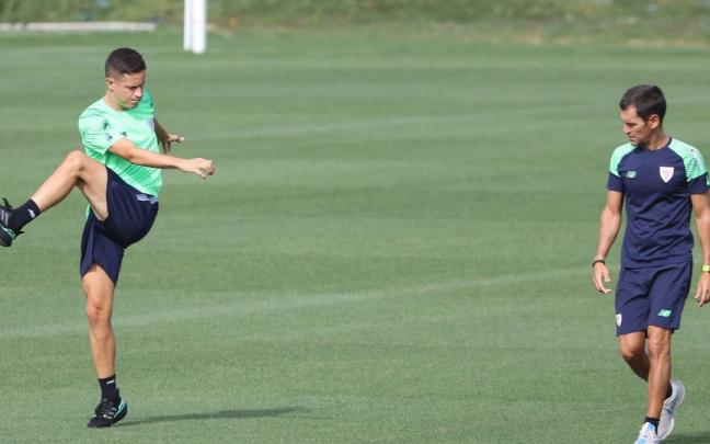 Ander Herrera se ejercita junto a Xabi Clemente en las instalaciones de Lezama. Ander Herrera se ejercita junto a Xabi Clemente en las instalaciones de Lezama.