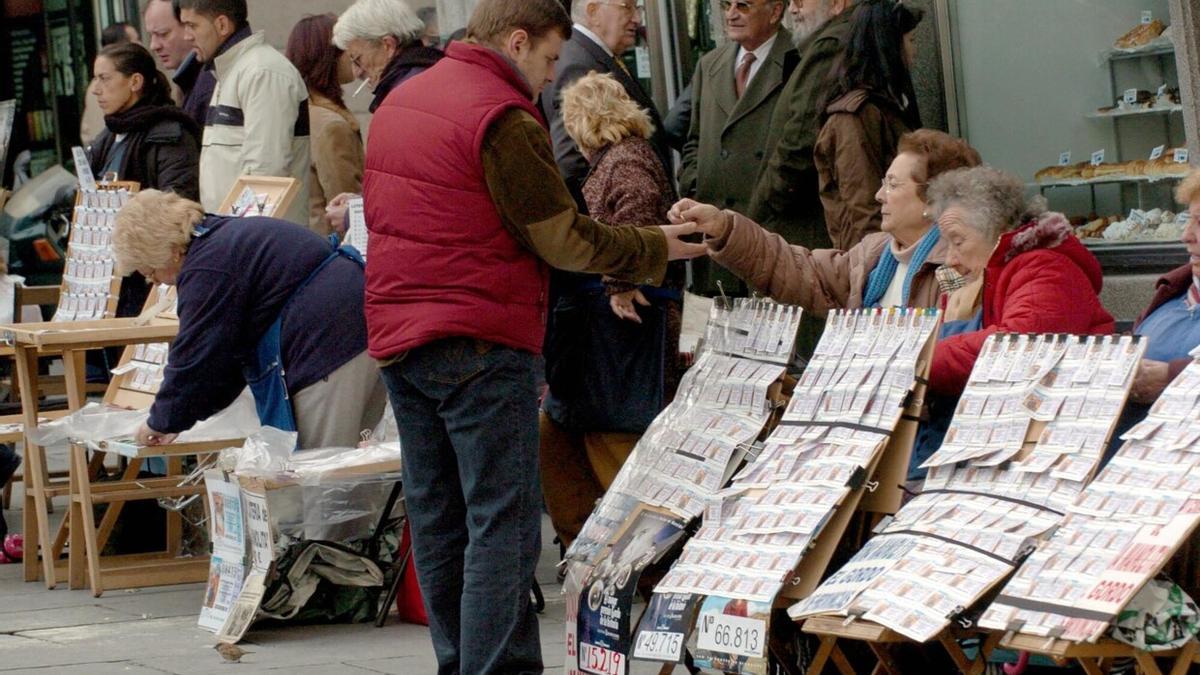 Venta ambulante de décimos de lotería.
