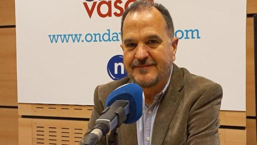 El presidente del PP vasco, Carlos Iturgaiz, durante una entrevista.