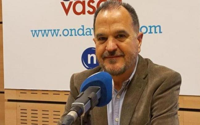 El presidente del PP vasco, Carlos Iturgaiz, durante una entrevista. El presidente del PP vasco, Carlos Iturgaiz, durante una entrevista.