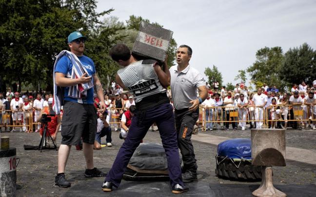 Campeonato Navarro de levantamiento de piedra en fiestas de San Fermín.