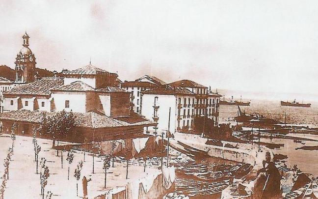 La trasera de la iglesia de San Jorge con la rampa de acceso al viejo puerto pesquero antes de rellenar la zona. La trasera de la iglesia de San Jorge con la rampa de acceso al viejo puerto pesquero antes de rellenar la zona.
