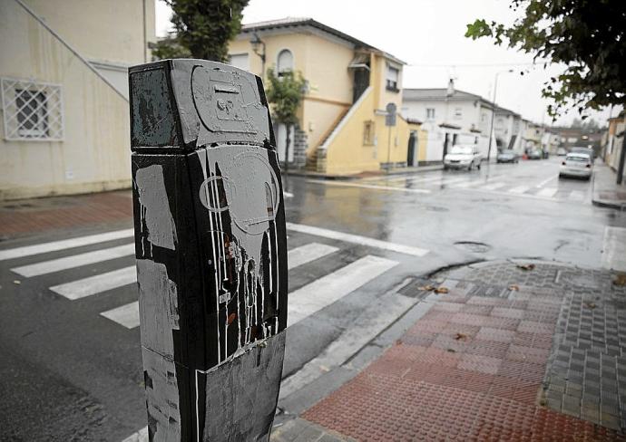 Un parquímetro manchado con pintura blanca en el barrio de la Txantrea.