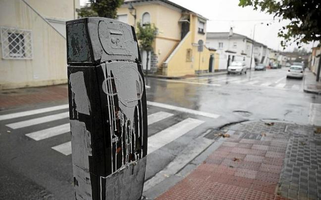 Un parquímetro manchado con pintura blanca en el barrio de la Txantrea. Un parquímetro manchado con pintura blanca en el barrio de la Txantrea.
