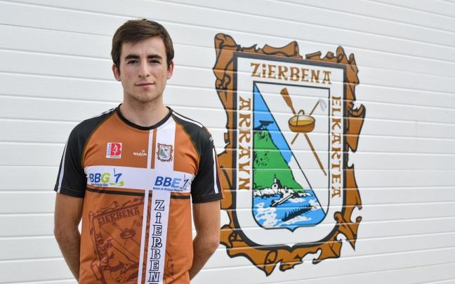Iñigo Ibáñez posa ante las instalaciones de Zierbena.