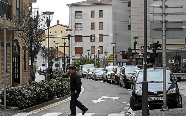 Veh&iacute;culos estacionados en Orio. | FOTO: AINARA LOZANO