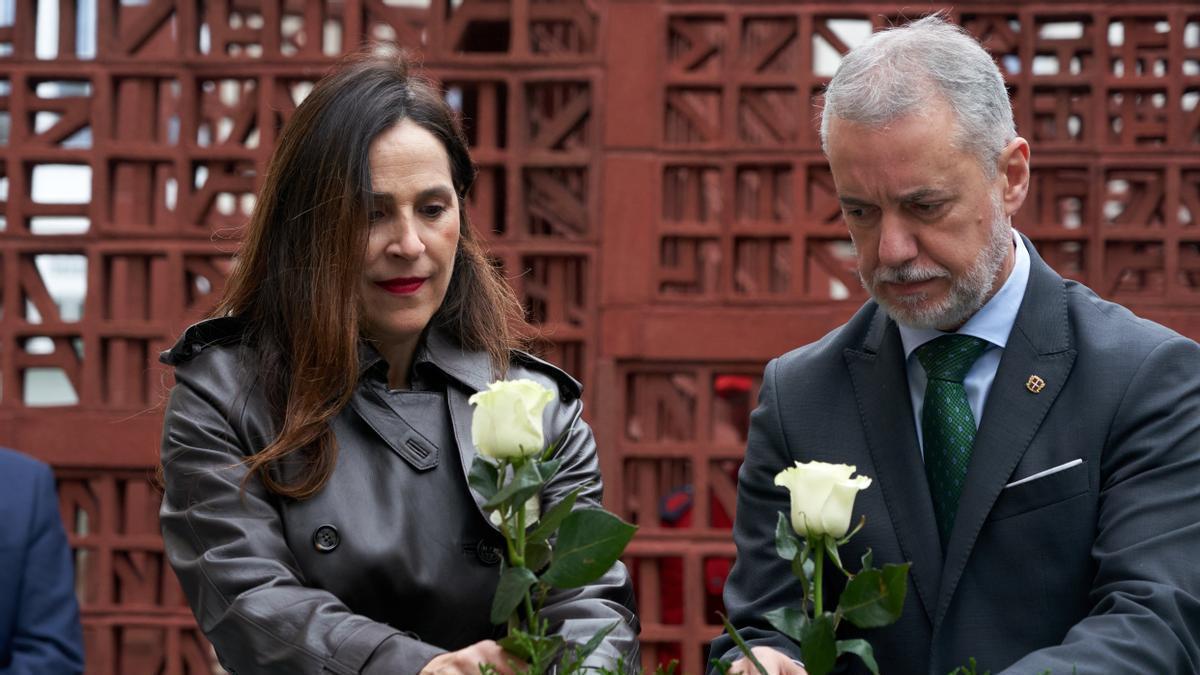 La presidenta del Parlamento Vasco, Bakartxo Tejeria, y el lehendakari, Iñigo Urkullu, durante al ofrenda floral que se ha realizado.