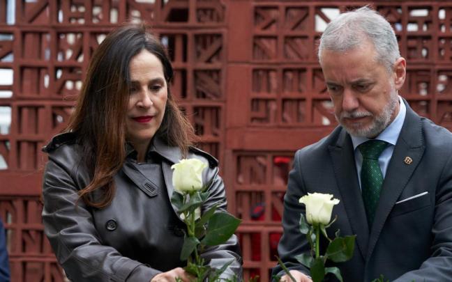 La presidenta del Parlamento Vasco, Bakartxo Tejeria, y el lehendakari, I&ntilde;igo Urkullu, durante al ofrenda floral que se ha realizado.