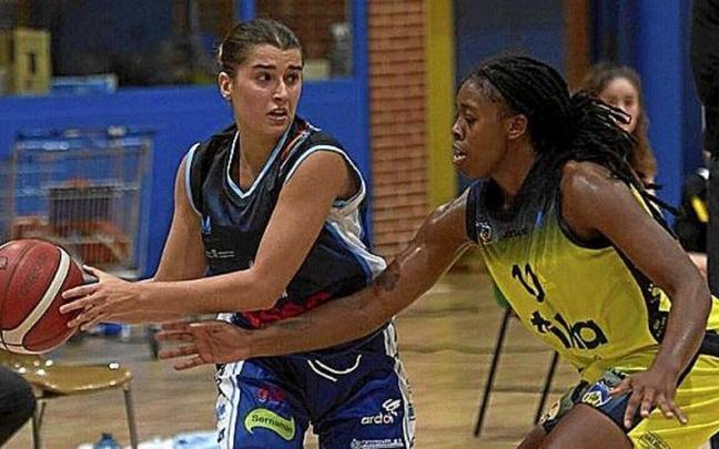 Zoe Hernández, del Ardoi, cubre el balón de Areanna, del Claret.