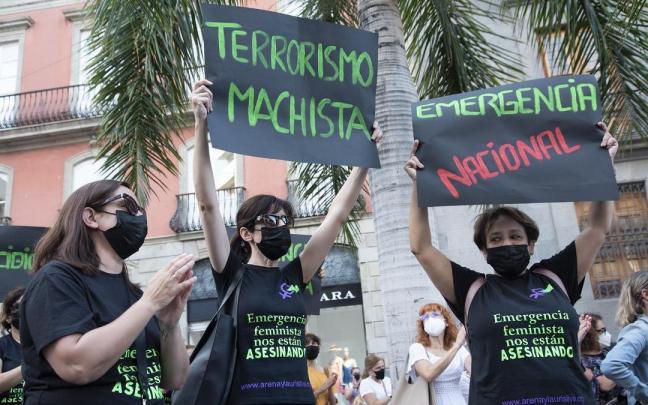 Dos mujeres con un cartel en el que se lee: `Terrorismo machista´, participan en una concentración Dos mujeres con un cartel en el que se lee: `Terrorismo machista´, participan en una concentración