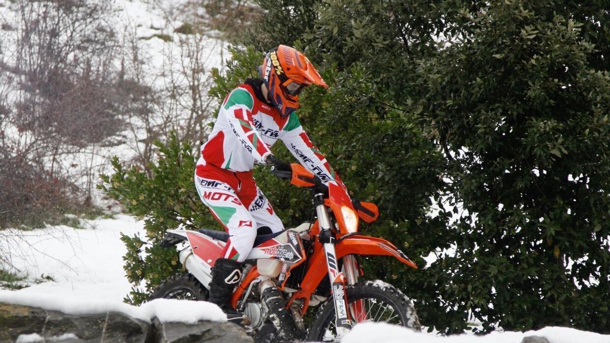 El piloto vitoriano hace malabarismos con su moto