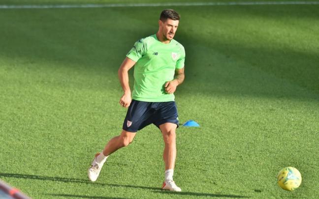 Yuri Berchiche se ha ejercitado en solitario este lunes en Lezama. Yuri Berchiche se ha ejercitado en solitario este lunes en Lezama.