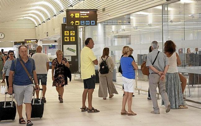 Movimiento de pasajeros en el aeropuerto de Foronda, desde donde hay conexiones con las localidades de B&eacute;rgamo y Charleroi. Italia y B&eacute;lgica han sido en 2022, de hecho, dos de los tres pa&iacute;ses cuyos visitantes m&aacute;s han crecido en