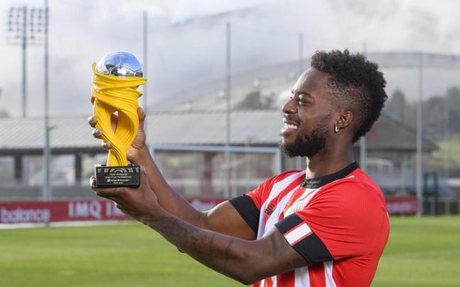 Iñaki Williams, con el trofeo que le acredita como MVP África LaLiga Iñaki Williams, con el trofeo que le acredita como MVP África LaLiga