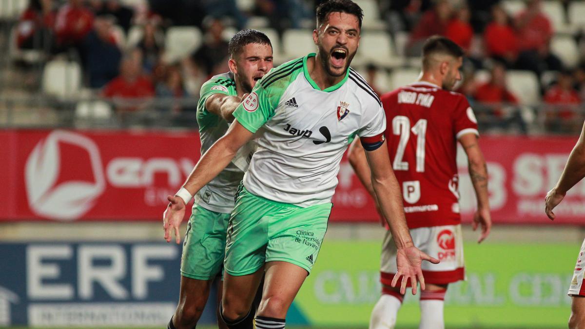 El capitán rojillo Jony González, celebrando el 1-3.