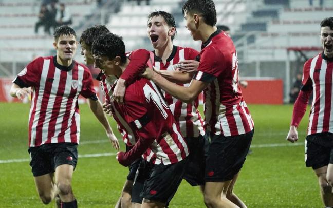 Los jugadores rojiblancos celebran el tanto de la victoria sobre el Alcorc&oacute;n, ayer en Lezama