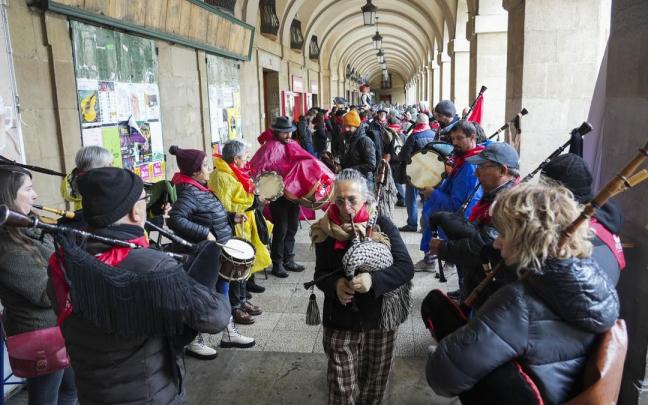 La lluvia no empa&ntilde;a la kalejira de Aitzina Folk