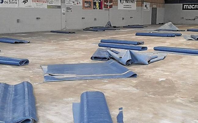 Tareas de sustitución de la pista del polideportivo. | FOTO: AYTO. GATIKA Tareas de sustitución de la pista del polideportivo. | FOTO: AYTO. GATIKA