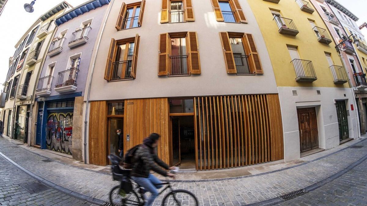 Visita al edificio rehabilitado en la calle Descalzos, de consumo de energía casi nulo.