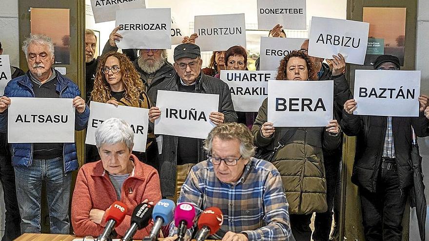 Gurutze Arregui y Lázaro Elizalde, en representación de la Platafoma Navarra de Salud. | FOTO: IBAN AGUINAGA