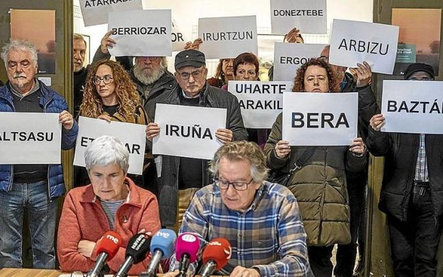 Gurutze Arregui y L&aacute;zaro Elizalde, en representaci&oacute;n de la Platafoma Navarra de Salud. | FOTO: IBAN AGUINAGA