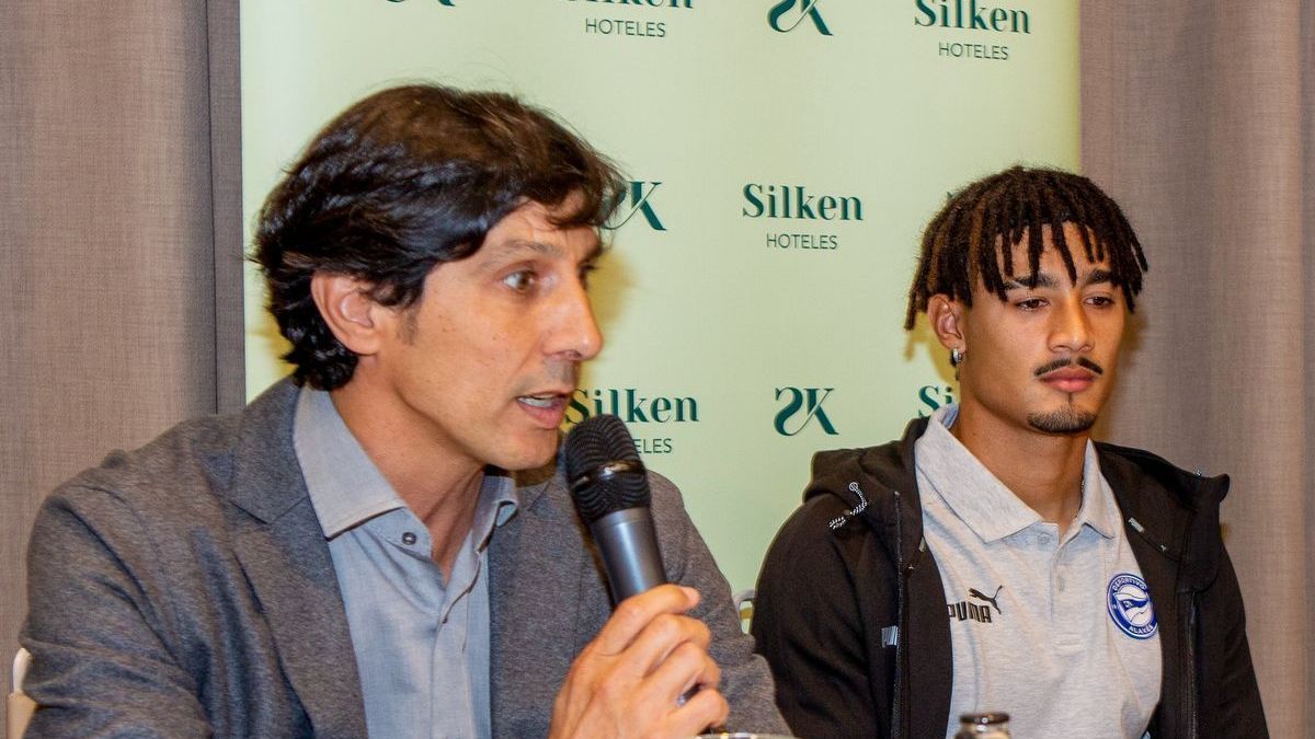 Sergio Fern&aacute;ndez y Carlos Benav&iacute;dez, durante la presentaci&oacute;n del jugador uruguayo