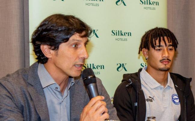 Sergio Fern&aacute;ndez y Carlos Benav&iacute;dez, durante la presentaci&oacute;n del jugador uruguayo