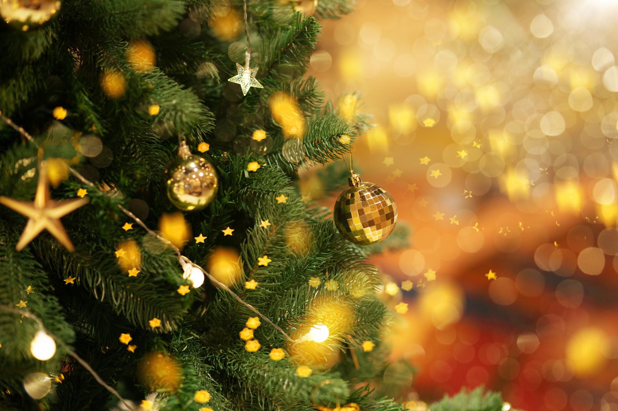 Las bolas y las luces no pueden faltar en ningún árbol de Navidad.