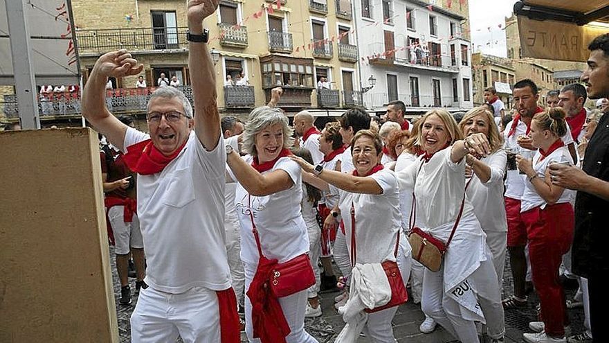 Vecinos y vecinas bailan al ritmo de la charanga.